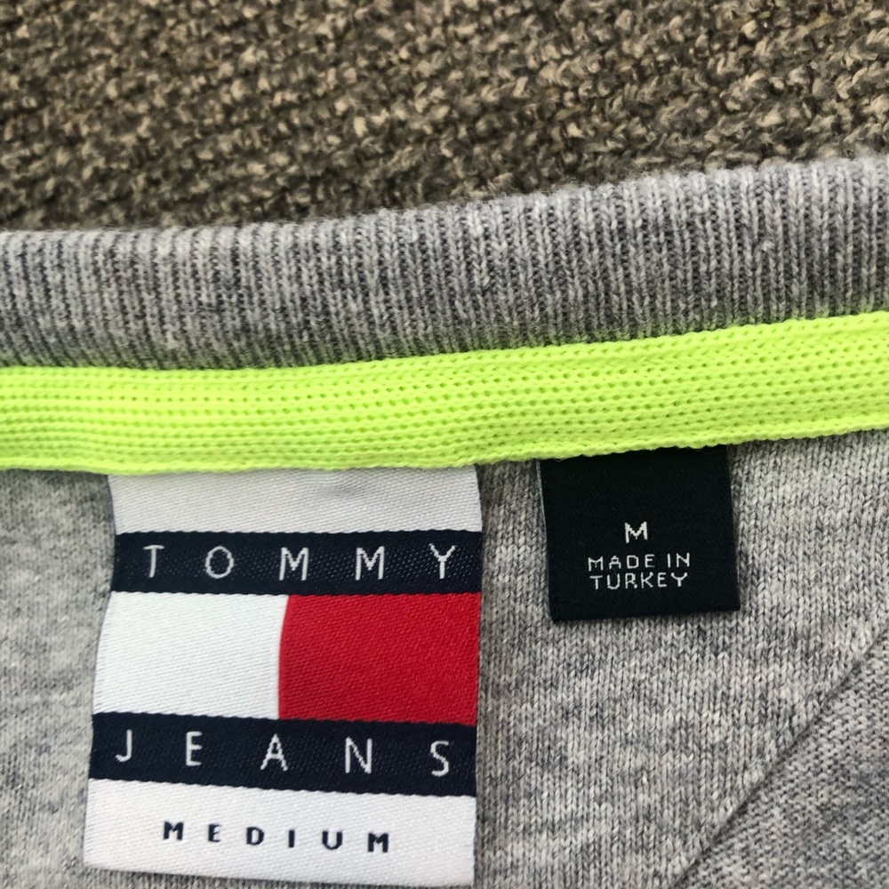 Tommy brand men’s size medium gray T-shirt. - Picture 3 of 4